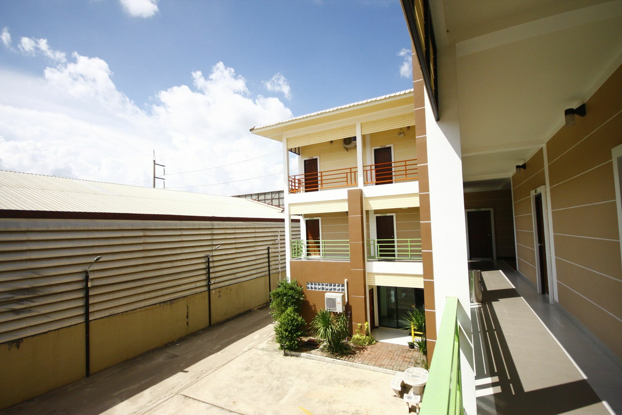 Charoensuk Grand Hotel Kabin Buri Extérieur photo